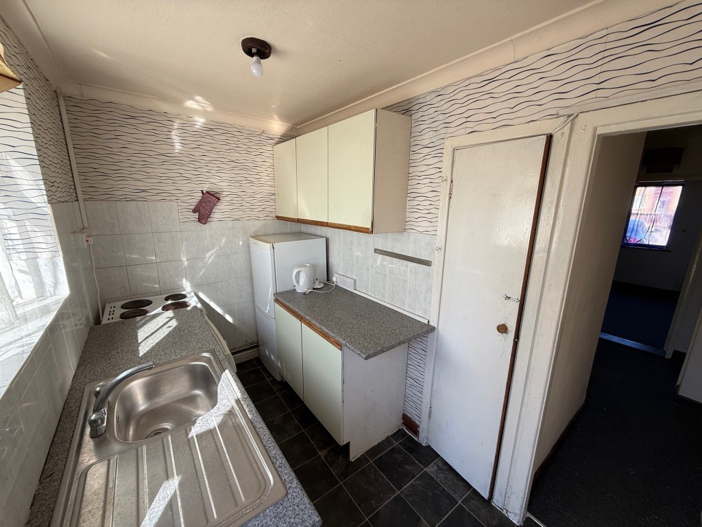 Lot: 177 - TWO-BEDROOM GROUND FLOOR MAISONETTE WITH GARDEN - Utility